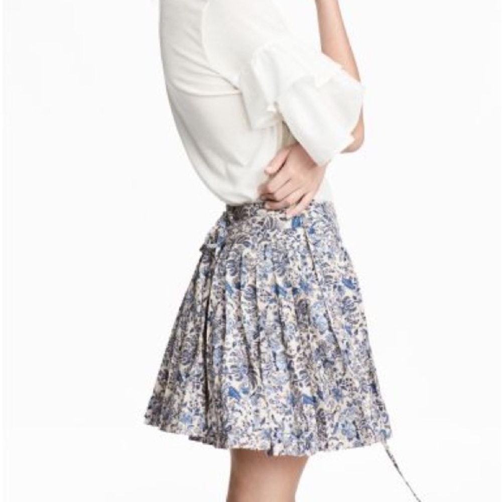 NWT H&M size  6 paisley blue pleated skirt